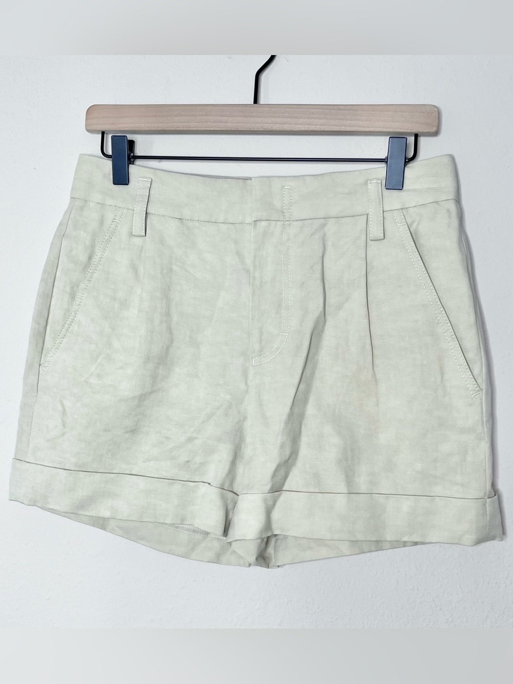 Vince Women's Slouchy Shorts Size 4 Tan Cuffed Hem Linen Preppy Pleated NWT